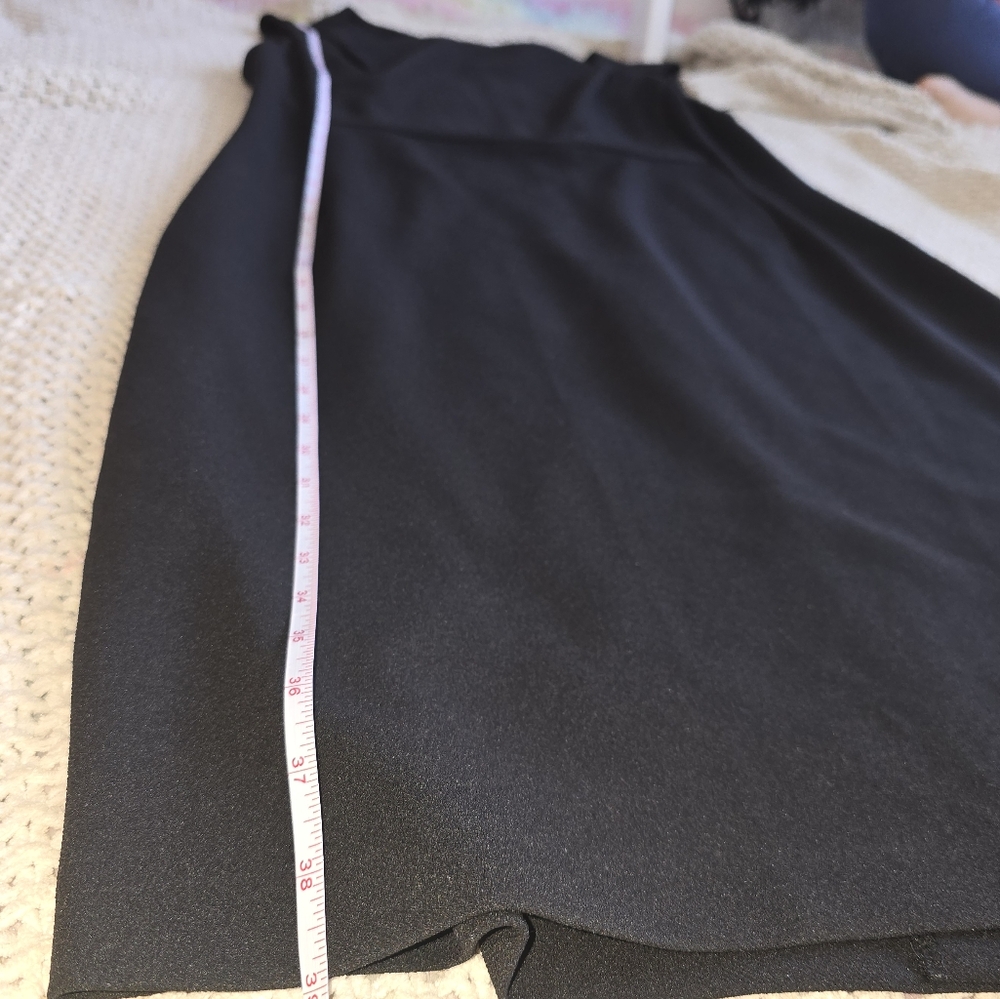 Calvin Klein | 12 | Sleeveless Black Dress with Gold Zipper - Picture 10 of 10